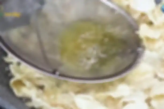 Ketika memasak emping melinjo harus dalam minyak panas dan digoyang lebih dulu