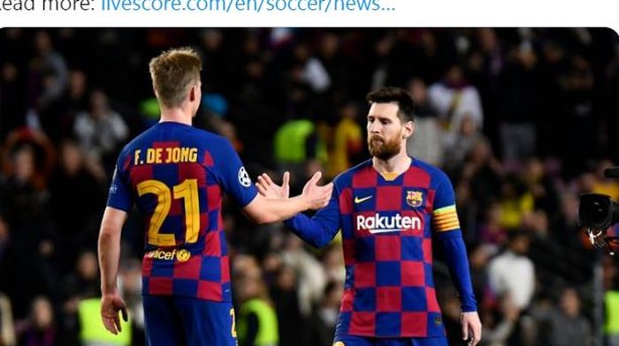 Gelandang Barcelona, Frenkie de Jong, bersalaman dengan Lionel Messi.