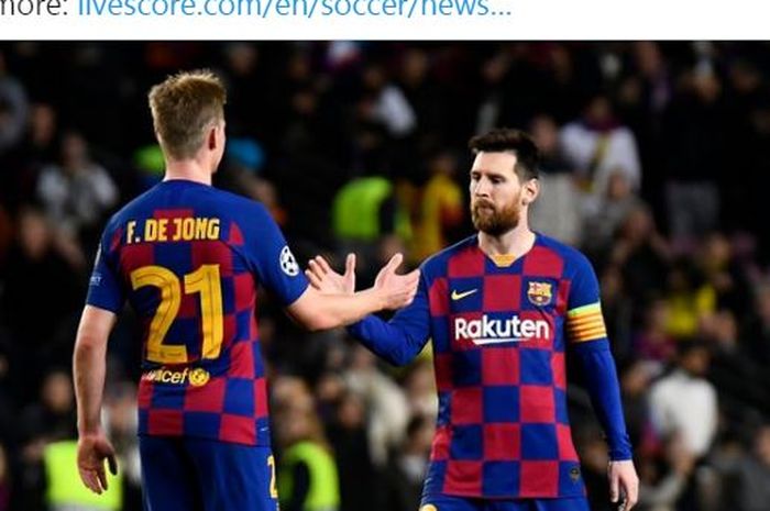 Gelandang Barcelona, Frenkie de Jong, bersalaman dengan Lionel Messi.