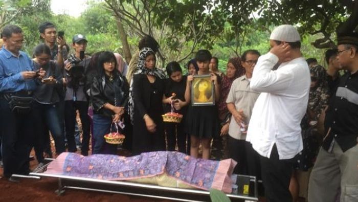 Prosesi pemakaman pesinetron Yana Zein saat diazankan sebelum diturunkan ke liang lahat, di TPM Gandul, Cinere, Depok, Jumat (2/6/2017).