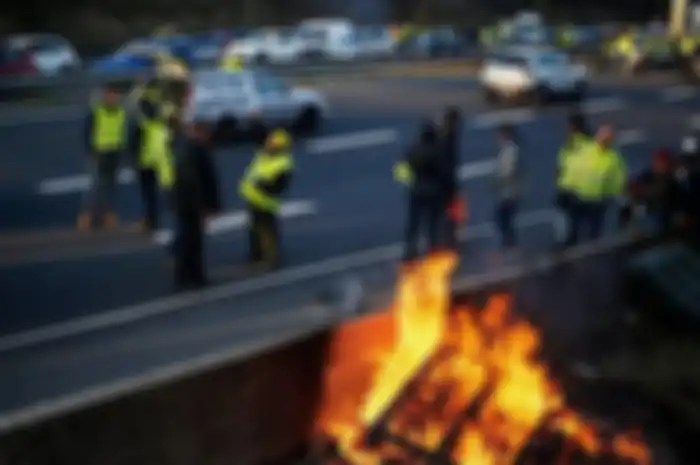  Massa memblokir jalan di Caen, Normandia, yang tergabung dalam gerakan rompi kuning (Gilets Jaunes dalam bahasa Perancis) untuk memprotes harga bahan bakar minyak yang tinggi pada Sabtu (17/11/2018).