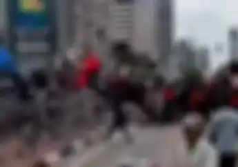 Video Detik-detik Demo Buruh Diwarnai Aksi Brutal Rusak Pagar di Tosari, Pemotor Putar Balik