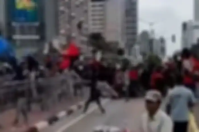 Oknum buruh bertindak anarkis dengan merusak pagar di depan halte Tosari, saat demo berlangsung.