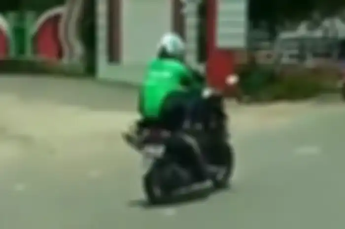 Cara bawa motor seperti ini jangan ditiru ya Bro..