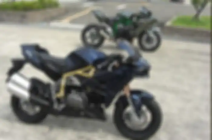 Kawasaki H2 mini bersanding dengan H2 ori