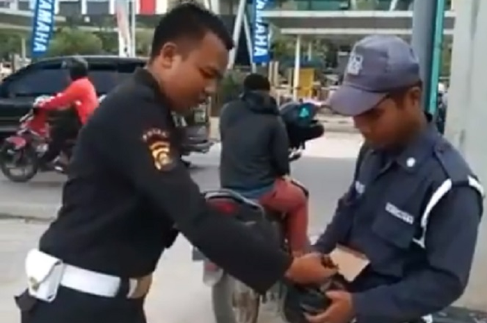 Dua satpam sengaja menebar paku di depan pom bensin depan OPI Mall, Palembang Sumsel.