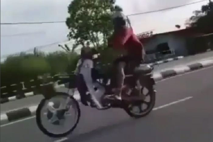 Saat niat wheelie ban depan malah lepas dan bikin celaka
