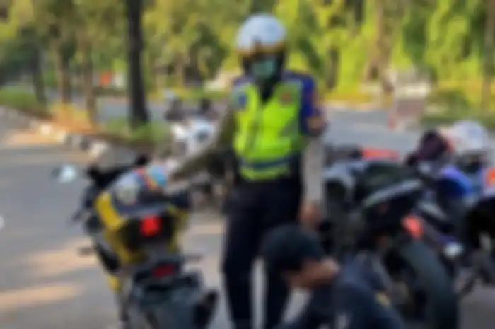 Bikers yang menggelar sunmori berurusan dengan polisi karena menggunakan knalpot brong.