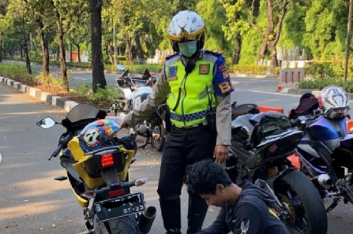 Bikers yang menggelar sunmori berurusan dengan polisi karena menggunakan knalpot brong.
