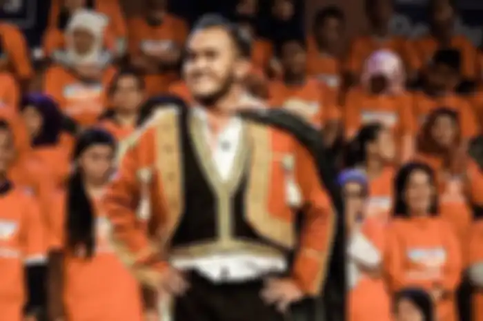 Komedia sekaligus host acara Sahur, Caisar Aditya digrebek BNN setelah tes urine negatif narkoba, dirinya diangkat jadi Duta BNN.