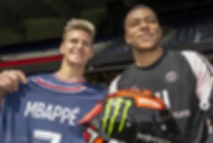 Hasil Piala Dunia 2022 Prancis kalah dari Tunisia, pembalap MotoGP Fabio Quartararo tukeran barang dengan striker Prancis, Kylian Mbappe.