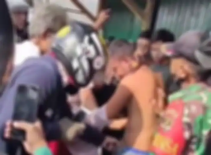 Muka sangar mendadak lesu debt collector dikepung gak berkutik ditelanjangi warga, anggota TNI siap siaga.