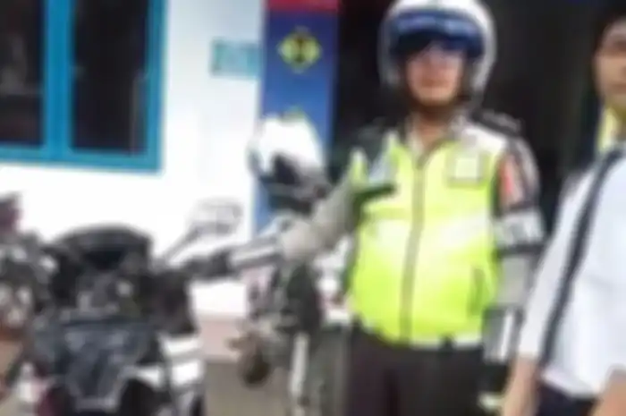 Polisi menangkap pemotor yang masih pakai knalpot brong.
