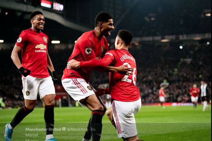 Anthony Martial (kiri ke kanan)), Marcus Rashford, dan Mason Greenwood merayakan gol untuk Manchester United ke gawang Newcastle United.