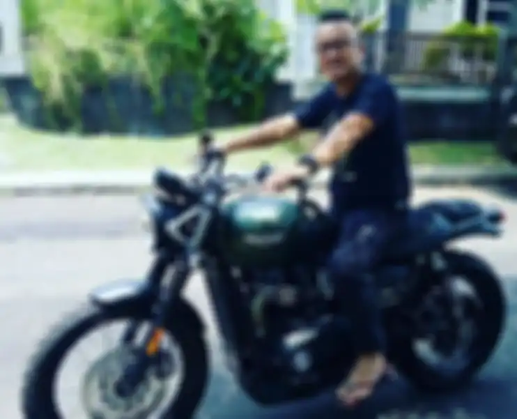 Sandy saat menunggangi motor Triumph