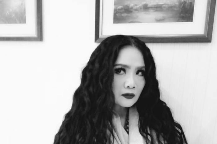 Foto duka yang diunggah Vina Panduwinata mendapatkan beragam respons dari sahabatnya. Salah satunya, Widi Mulia yang menjerit histeris. 
