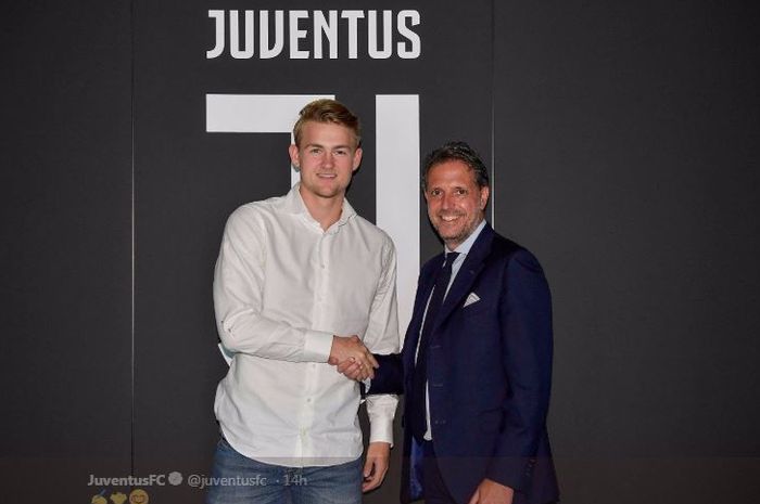 Matthijs de Ligt (kiri) saat diresmikan sebagai pemain baru Juventus.