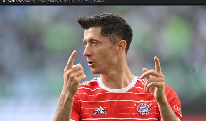 Penyerang Bayern Muenchen, Robert Lewandowski, masuk dalam buruan Paris Saint-Germain (PSG) bersaing dengan Barcelona.