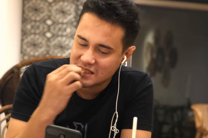Bobby Joseph ditangkap karena kasus narkoba. Di akun medsosnya, foto Bobby malah berisi promosi judi online.