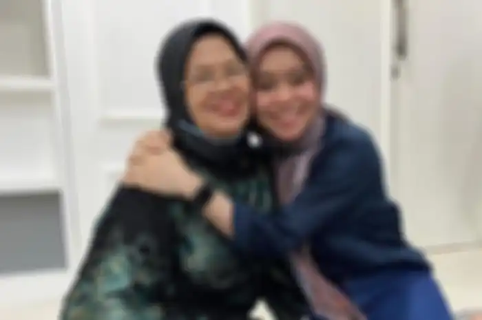 Foto Lesti Kejora memeluk mertua mendapatkan beragam tanggapan dari netizen. Ternyata keduanya dibilang punya kemiripan.