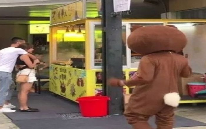 Pria berkostum yang pergoki kekasihnya selingkuh.