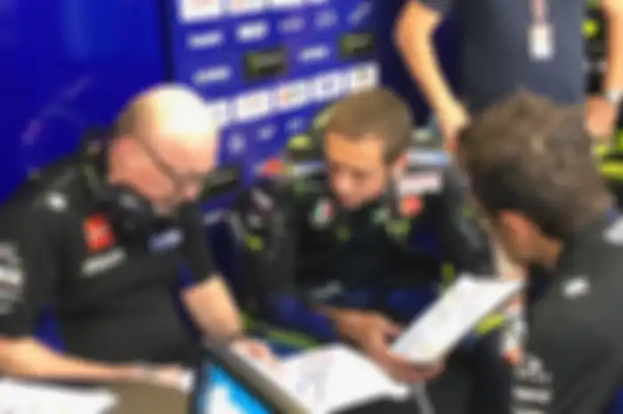 Valentino Rossi ogah crew chief Silvano Galbusera di timnya digantikan dengan yang lebih muda. 