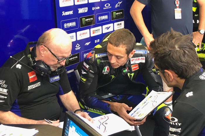 Valentino Rossi ogah crew chief Silvano Galbusera di timnya digantikan dengan yang lebih muda. 