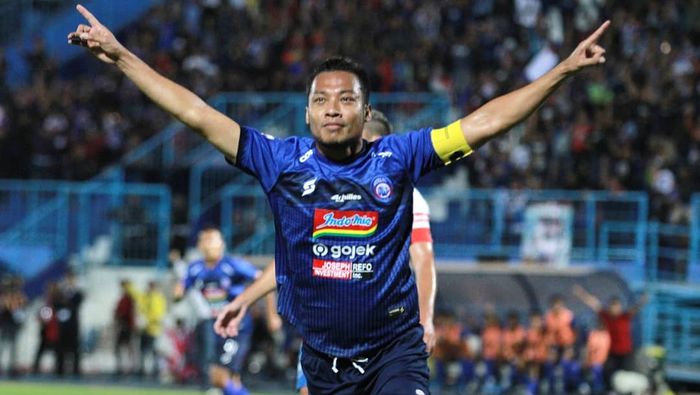 Bek Arema FC, Hamka Hamzah, merayakan gol yang dicetaknya ke gawang PSIS Semarang pada pekan ke-17 Liga 1 2019
