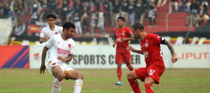 Duel Flavio Beck Junior (kanan) dan Asnawi Mangkualam (kiri) saat Semen Padang menjamu PSM Makassar di Stadion Haji Agus Salim, Padang, Senin (23/9/2019).