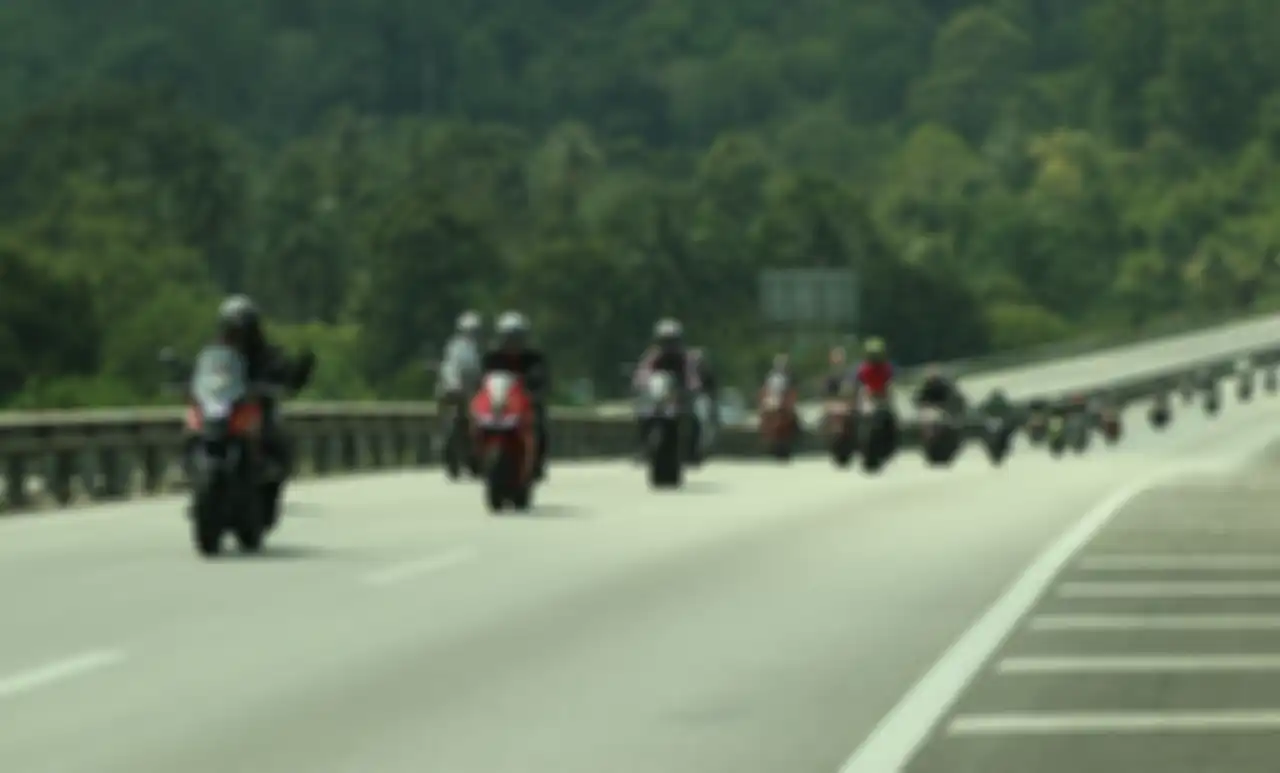 Riding di jalan Tol yang sepi