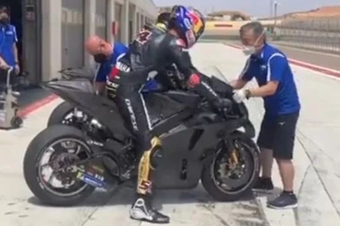 Toprak Razgatlioglu menjajal motor Yamaha YZR-M1  pada sesi tes MotoGP di Sirkuit Aragon, Spanyol, Selasa (21/6/2022).