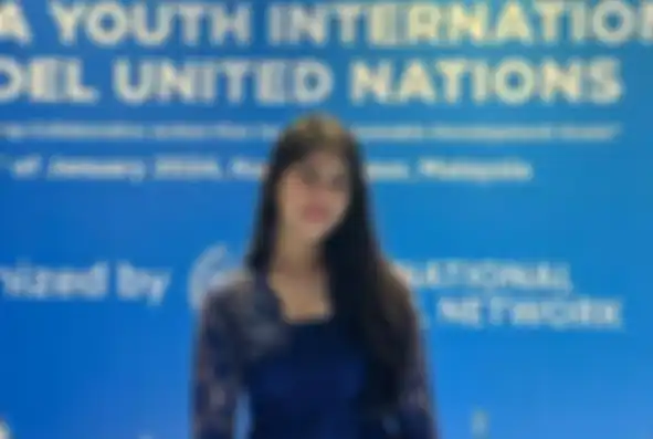 Almira tampil memesona dan anggun dengan kebaya navy