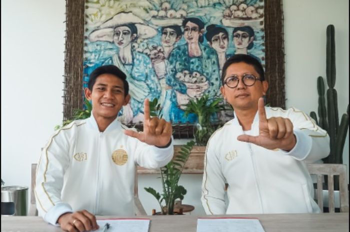 Presiden Persija Mohamad Prapanca saat meresmikan kedatangan pemain kedua, FIrza Andika