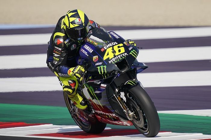 Pembalap Monster Energy Yamaha, Valentino Rossi, saat tampil pada sesi latihan bebas MotoGP Emilia Romagna di Sirkuit Misano, Italia, 18 September 2020.