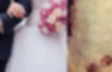 Heboh Sosok Bayi Terlihat Terseret Saat Diletakkan di Bawah Gaun Pengantin, Mempelai Wanita Justru Beri Pernyataan Mengejutkan Usai Fotonya Viral 