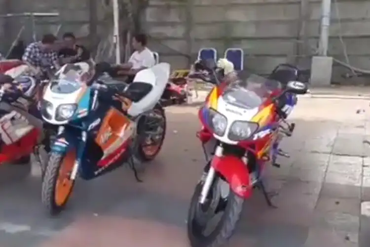Gokil! Motor 2-tak Langka Kumpul d OTOBURSA Tumplek Blek 2018, Simak Videonya..