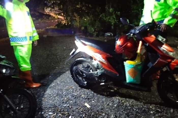 Dua motor tabrak pohon tumbang di Ngawi akibat hujan deras. Kedua pengendara motor tutup usia.