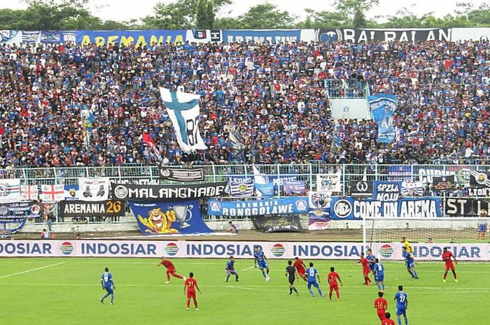 Timnas U-22 Indonesia melawan Arema FC di Stadion Kanjuruhan, Kabupaten Malang, Minggu (10/2/2019).