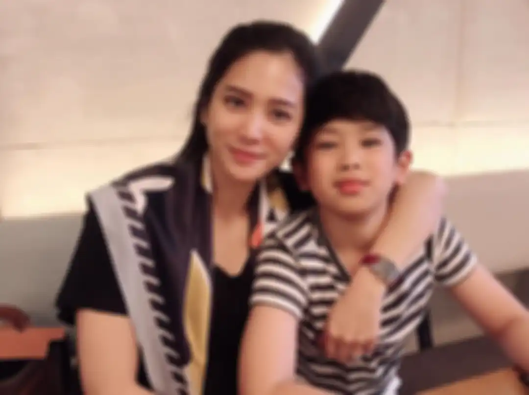 Bak Teman Sebaya, Bunga Zainal Makin Awet Muda Berbusana Serba Hitam Saat Foto Bareng Anak Pertamanya