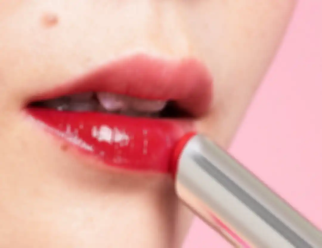 ilustrasi mengunakan lip balm
