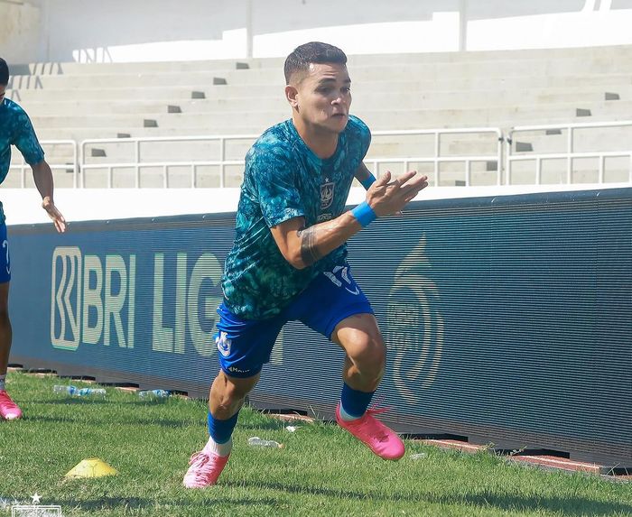 Pemain PSIS Semarang, Gali Freitas, berlatih di dekat LED Board di Stadion Jatidiri, Semarang.