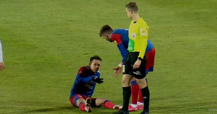 Egy Maulana Vikri saat mengalami cedera pada laga FK Senica vs Liptovsky Mikulas (4/12/2021). 