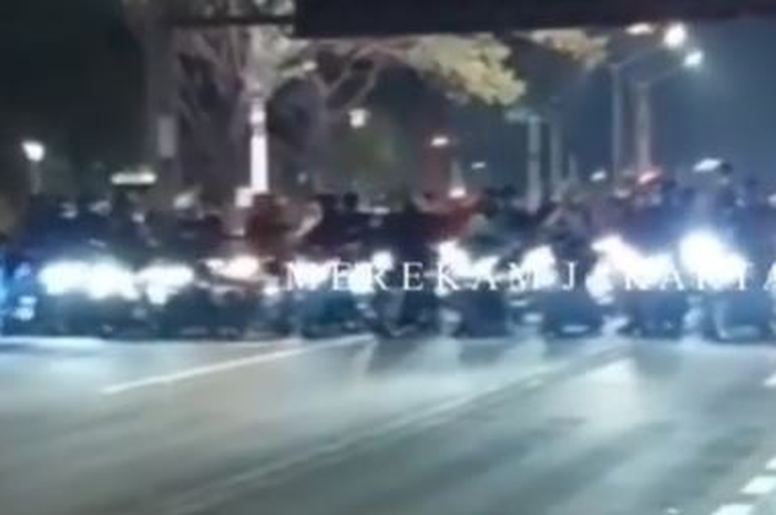 Pemotor tutup jalan di Jalan Sudirman, Jakarta Pusat