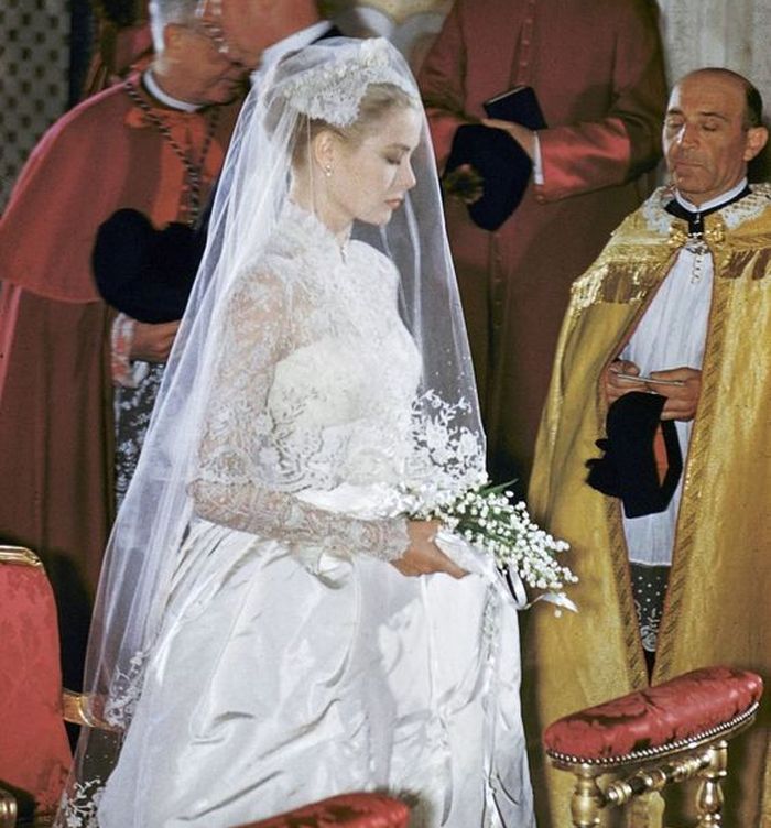 Grace Kelly memegang buket bunga Lily of the Valley saat menikah dengan pangeran Monako, Rainier III.