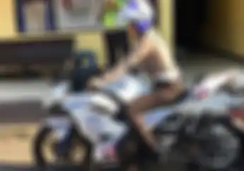 Alamak, Polwan Cantik Tunggangi New Ninja 250, Senyumnya Bikin Klepek-klepek