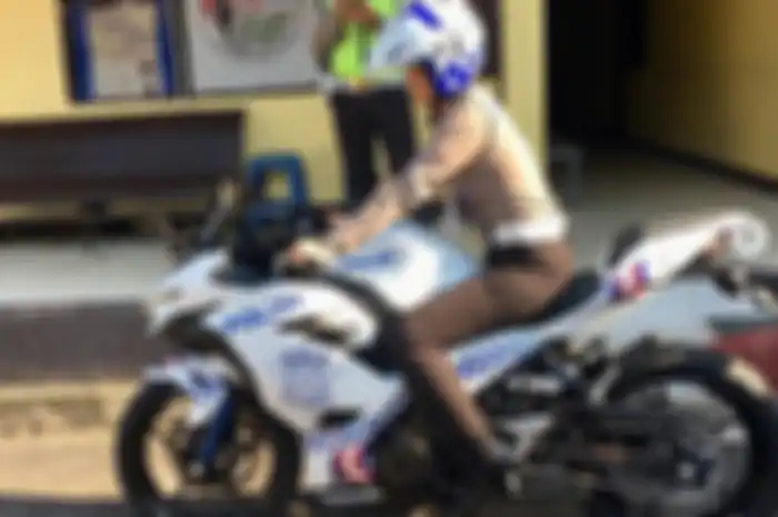 Polwan cantik piawai kendarai New Ninja 250.