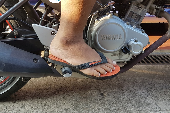 Foto ilustrasi. Pemotor jangan pakai sandal jepit saat berkendara naik motor, Kakorlantas Polri ungkap alasannya.