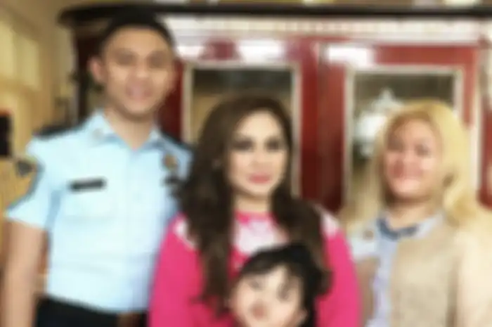 Anak sulung Nia Daniaty, Olivia, kembali dilamar seorang taruna bernama Rafly Tilaar.