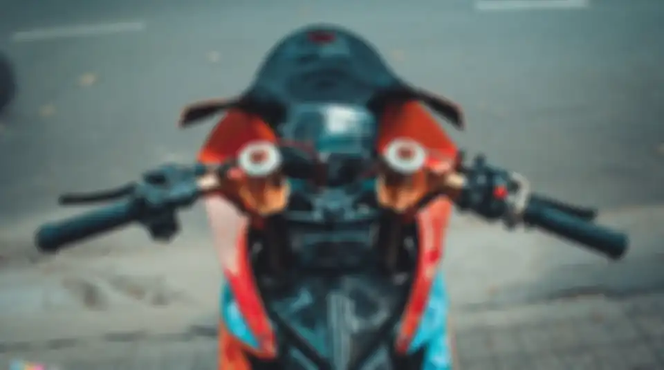 Panel instrumen baru dan windshield ala Superbike