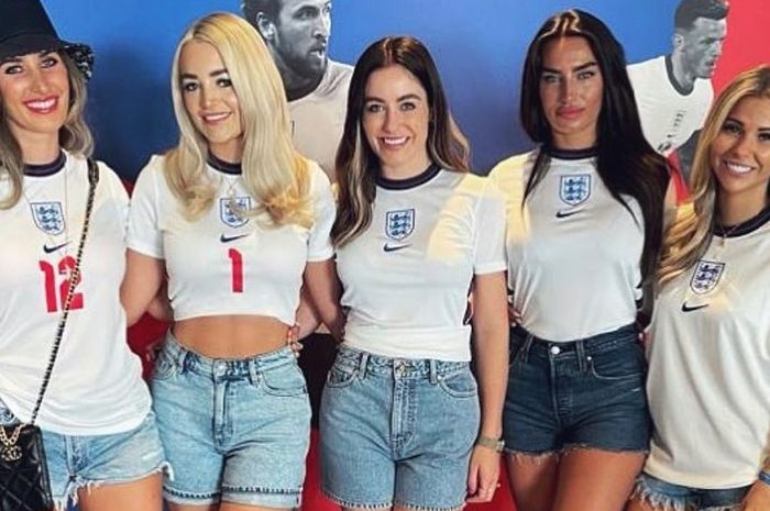 Wags dari Timnas Inggris, dari kanan, Charlotte (istri Kieran Trippier), Megan Davison (pacar Jordan Pickford), Harry Maguire (Fern Hawskins), Annie Kilner (Kyle Walker) dan Anouska Santos (Luke Shaw).